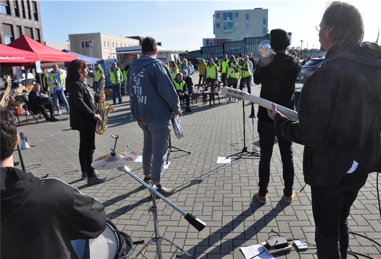 Streik mit Livemusik und Bratwurst Brennholzverleih heißt die Band, die die Streikenden der Restaurantkette Nordsee am Freitag unterhielt.