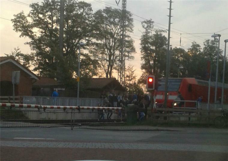 Brenzlige Situation in Lunestedt: Bahn nimmt Stellung Brenzlige Situation am frühen Freitagmorgen: Schüler steigen am Lunestedter Bahnhof ins Gleisbett und erklimmen die Betonsteine des gegenüberliegenden Bahnsteiges. Das Lichtanlage zeigt Rot, die Schranken sind unten.