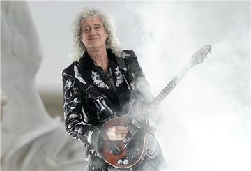Brian May von der Band Queen tritt beim Konzert zum Platin-Jubiläum von Königin Elizabeth II. vor dem Buckingham-Palast auf,