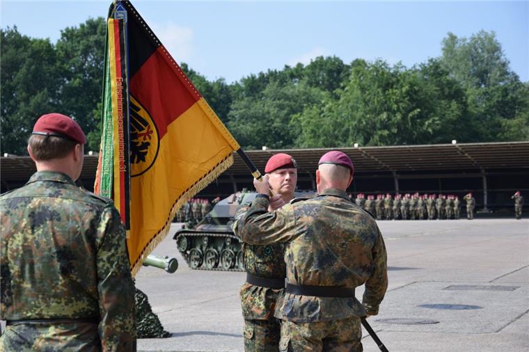 Seedorf: Neuer Chef für Fallschirmjäger der Bundeswehr Brigadegeneral Dirk Faust (rechts) übergibt die Truppenfahne - und damit das Kommando über das Fallschirmjägerregiment 31 in Seedorf - an Oberst Thomas Geßner.