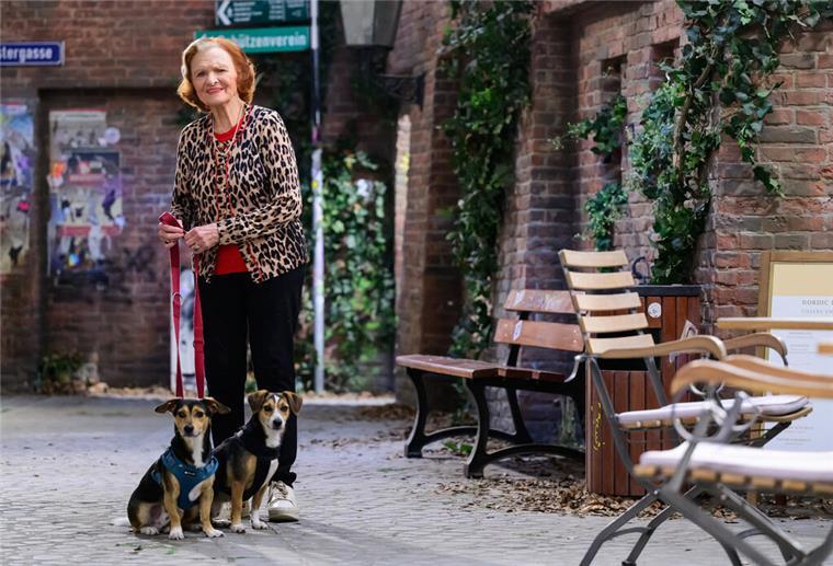 Brigitte Antonius, Schauspielerin, sitzt mit ihren Hunden im Studio der «Rote Rosen». 