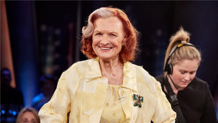 Brigitte Antonius, Schauspielerin, steht vor der Aufzeichnung der „NDR Talk Show“ auf der Bühne.