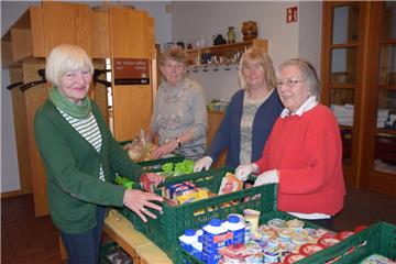 Brigitte Hausburg (von links), Friedelore Wulf, Gunda Schulz und Marlies Arnold helfen ehrenamtlich bei der Ausgabe der Butjenter Tafel. Zu dem Team gehören außerdem Inge Borgmann, Monika Geyer und Karin Hermann