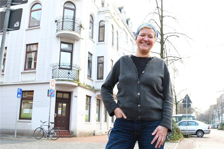 Brigitte Hawelka vor den neuen Räumen der Quartiersmeisterei Lehe in der Goethestraße 44a.