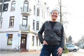 Brigitte Hawelka vor den neuen Räumen der Quartiersmeisterei Lehe in der Goethestraße 44a.