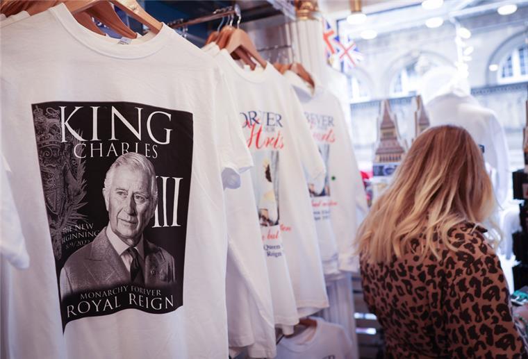 Neue Ära für Souvenir-Läden: T-Shirts mit König Charles III. König Charles III. auf T-shirts