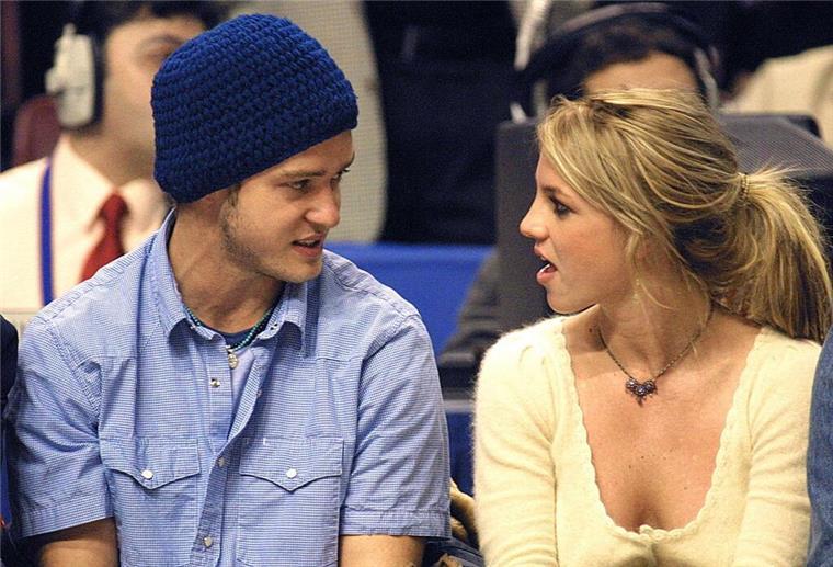 Britney Spears entschuldigt sich bei Ex-Freund Timberlake Britney Spears zusammen mit ihrem damaligen Freund Justin Timberlake bei einem NBA All-Star Game im Jahr 2002.