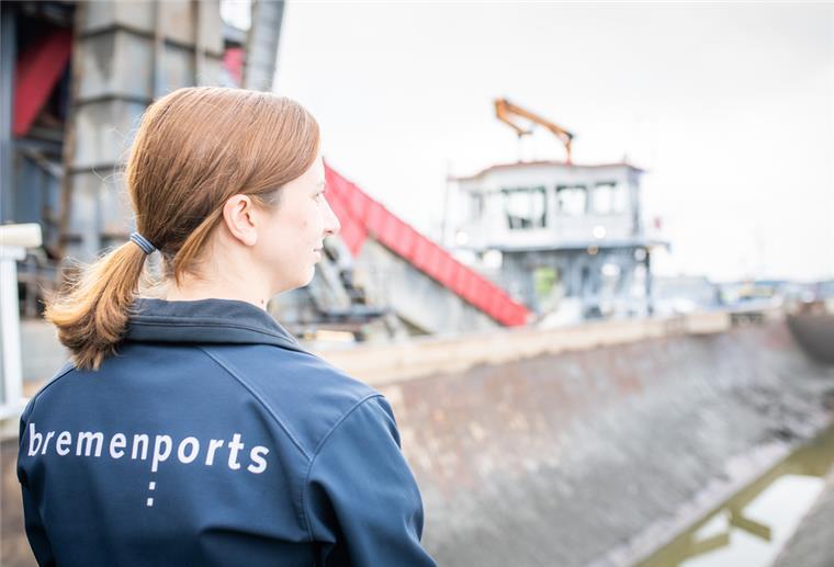 Als Matrosin im Hafen von Bremerhaven unterwegs Matrosin Britta Glocksien von Bremenports