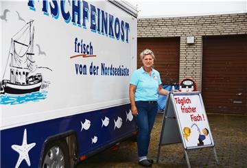 Britta Sternberg, Fischhändlerin aus Donnern, freut sich, künftig auch wieder auf dem Spadener Wochenmarkt ihre Waren anbieten zu dürfen.