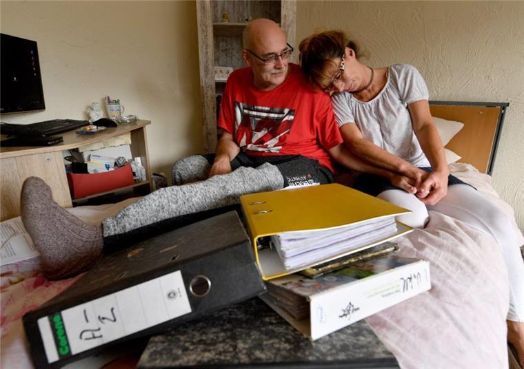 Britta und Michael Ebbecke sitzen mit ihren zahlreichen Ordnern mit Schriftverkehr, der sich seit dem Unfall angesammelt hat. 