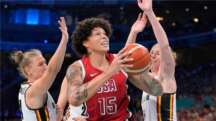 Basketballerin Griner reagiert emotional auf US-Heimkehrer Brittney Griner kennt das Gefühl russischer Gefangenschaft - über die Freilassung vieler ihrer Landsleute hat sie sich nach dem Sieg gegen Belgien sehr gefreut.