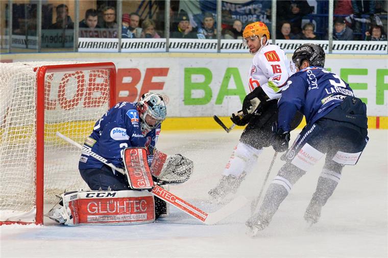 Brock Hooton (Mitte) gelangen in Iserlohn zwei Treffer für die Fischtown Pinguins.