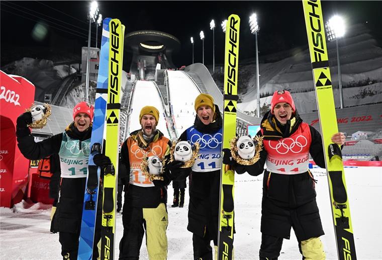Teamwettkampf: Deutsche Skispringer holen Olympia-Bronze Olympia, Skispringen, Teamspringen im Nationalen Skisprungzentrum, Die Skispringer aus Deutschland (v.l.) Stephan Leyhe, Markus Eisenbichler, Karl Geiger, Constantin Schmid jubeln über ihren dritten Platz.