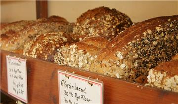 Brot verliert beim Backen an Gewicht. Der Grund: Das Wasser verdampft beim Backen. Doch auch die Kruste hat Einfluss auf den Gewichtsverlust.