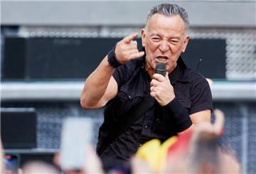 Der US-amerikanische Musiker Bruce Springsteen steht auf der Bühne im Volksparkstadion.