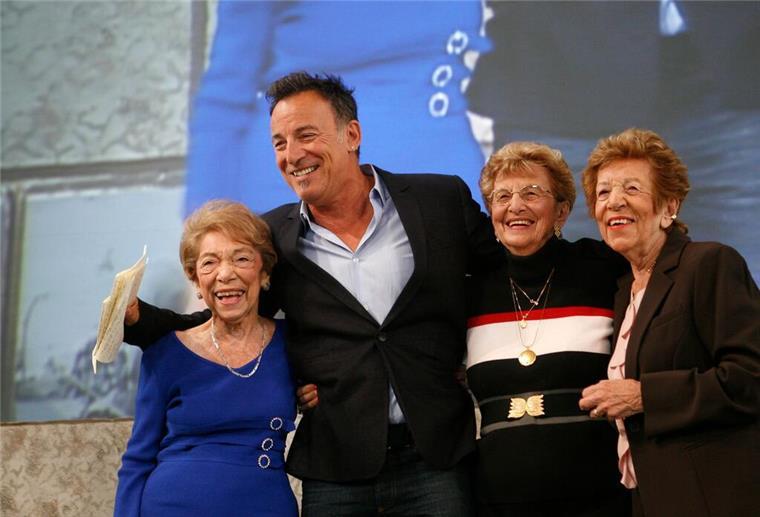 Bruce Springsteen trauert um seine Mutter Bruce Springsteen mit seiner Tante Dora Kirby (l-r), seiner Mutter Adele Springsteen und seiner Tante Ida Urbelis..