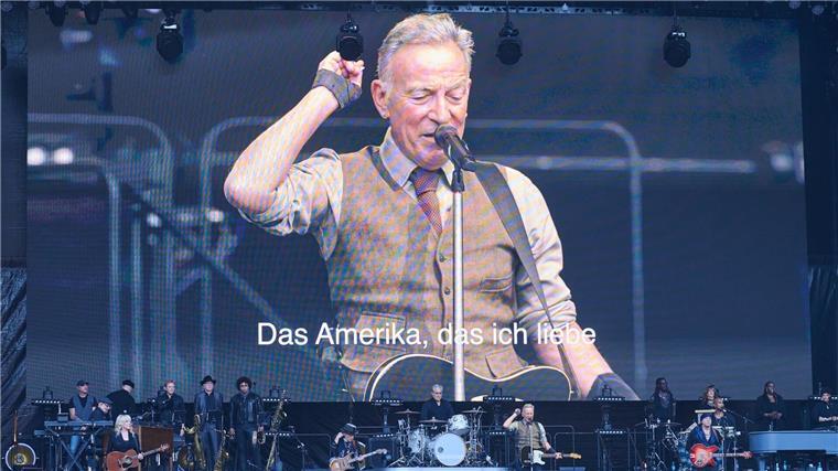 Springsteen kritisiert Umgang mit Demonstranten in LA Bruce Springsteen spielte im Olympiastadion in Berlin - und hatte auch eine politische Botschaft.