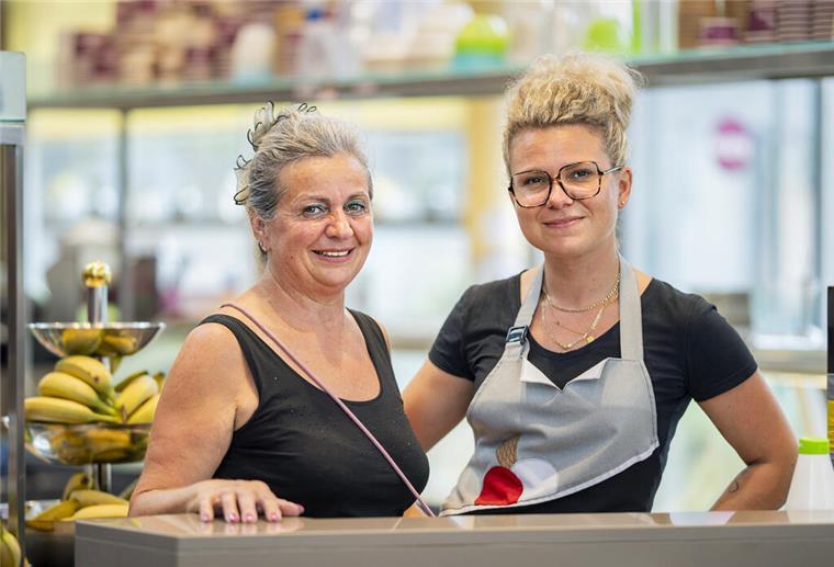 Elisa Tellan betreibt das Eiscafé Teo in Bremerhaven in dritter Generation Brunella Teo und Tochter Elisa Tellan in ihrem Eiscafé Teo in Bremerhaven-Geestemünde.
