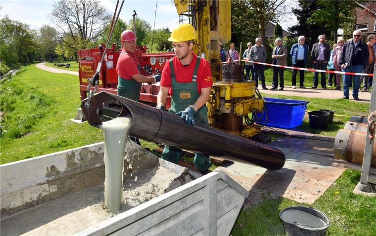 Grundwasseranstieg in Bremerhaven: Hauseigentümer bekommen Geld Brunnenbohrung am Graben Moorhöfe an der Auerstraße im Mai. Der Plan, das Grundwasser künstlich zu Senken, wurde jetzt wieder verworfen. Der Grund: Es müssten jährlich eine Million Kubikmeter Grundwasser ungenutzt in den Kanal einleiten werden.