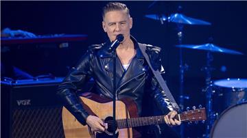 Bryan Adams geht auf „So Happy It Hurts Tour“.