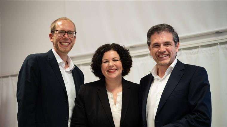 Bündnis Sahra Wagenknecht gründet Bremer Landesverband BSW-Bundesvorsitzende Amira Mohamed Ali mit den beiden neuen Landesvorsitzenden Christopher Schulze (links) und Alper Iseri nach deren Wahl auf dem Gründungsparteitag in Bremen.