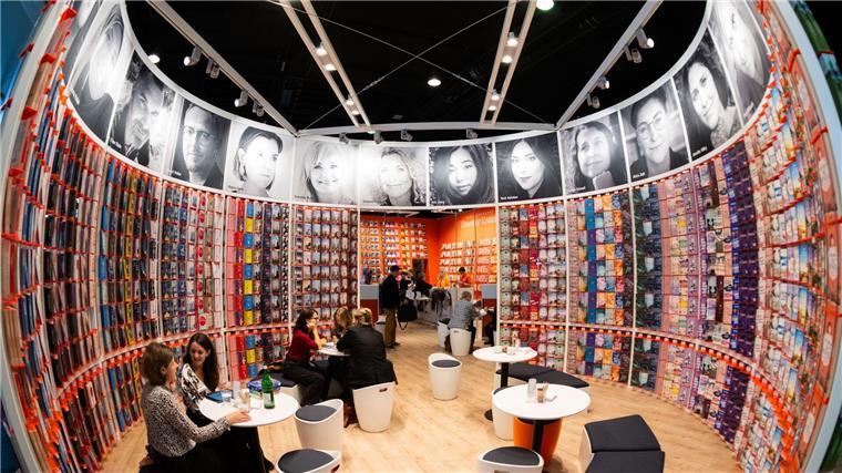 Buchmesse: Debatten über Zukunftsthemen Buchmessen-Besucher am Messestand des Verlags Droemer und Knaur.