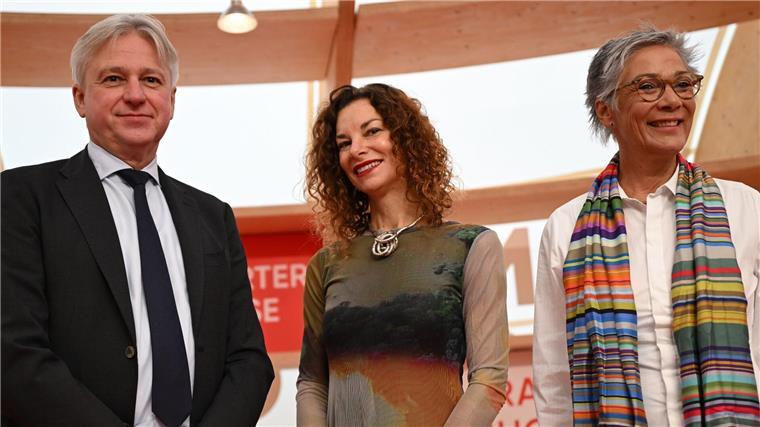 Was bietet die 75. Frankfurter Buchmesse? Buchmessen-Chef Juergen Boos (l-r), die britische Sachbuchautorin Gaia Vince und Karin Schmidt-Friderichs, Vorsteherin des Börsenvereins des Deutschen Buchhandels.