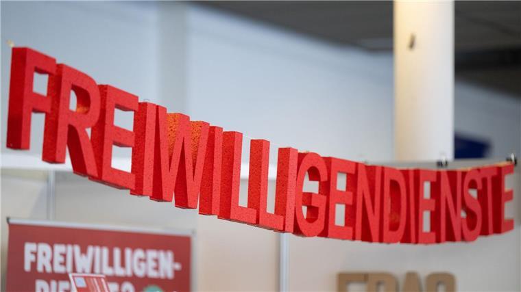 Buchstaben formen das Wort „Freiwilligendienste“ auf einer Jobmesse. (Symbolbild)