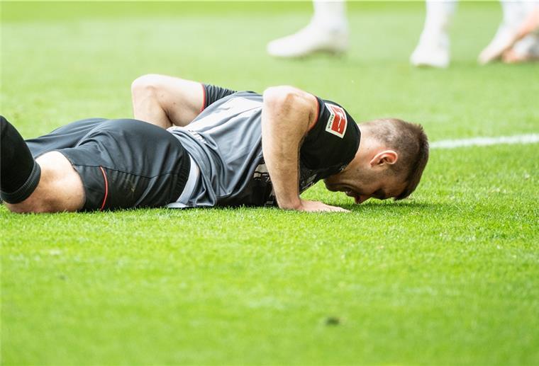 Werder in Not Buchstäblich am Boden: Bremens Niclas Füllkrug ärgert sich über eine vergebene Torchance.