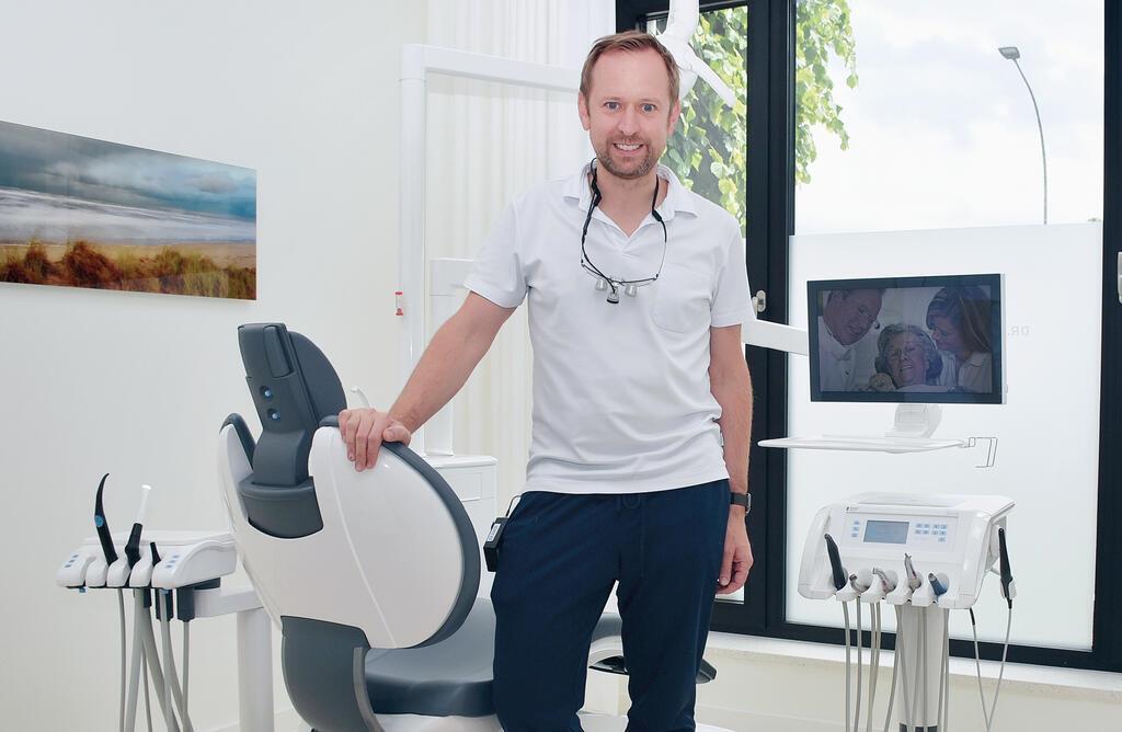 Dr. Bernhard Buchwald jun. in einem der fünf neuen Behandlungsräumen.