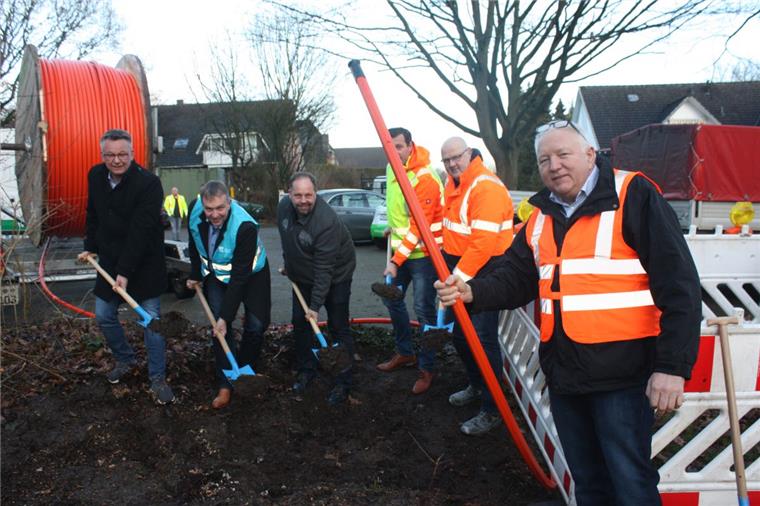 Startschuss für Glasfaser-Ausbau in der Gemeinde Hagen Buddeln für den Glasfaserausbau: Bürgermeister Andreas Wittenberg, Thomas Busch (Deutsche Glasfaser), Bauamtsleiter Jan-Christian Voos, Andreas Hermanns (Connect-Energie), Bauleiter Thomas Engbers und Projektmanager Wilfried Stindt (beide Deutsche Glasfaser). Foto: Gehrke