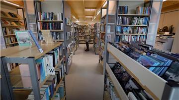Bücher stehen in einer Bibliothek.
