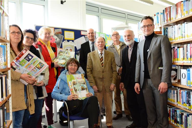 Bücherfreunde (fast) aller Altersklassen: Die Erzieherinnen der beschenkten Kindergärten gemeinsam mit den Vertretern der Sponsoren Michael Lichte (VGH, Mitte) und Wolfgang Weissenberg (Rotarier Cuxhaven, 4. von links) sowie Referent Dr. Jochen Hering (3. von links), Initiator Rolf Stindl (2. von links) und Schirmherr und Kreisrat Friedhelm Ottens (links) in der Stadtbibliothek Cuxhaven.