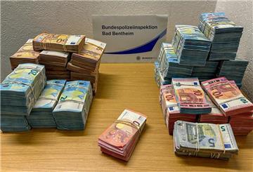 Bündelweise Bargeld wurde beschlagnahmt.