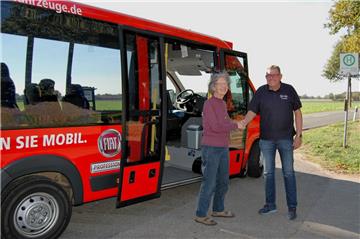 Bürgerbusfahrer Heino Bellmann bringt Nutzerin Karin Müller manchmal bis vor die Haustür. 