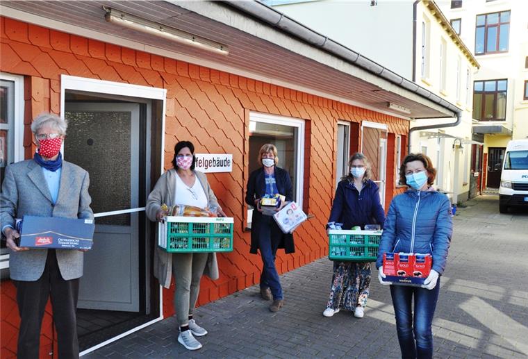 Nordenhamer Straßengemeinschaften sammeln für die Tafel Bürgerinnen aus dem Nordenhamer Stadtsüden haben am Mittwoch Lebensmittelspenden im Wert von 1260 Euro zur Nordenhamer Tafel gebracht.