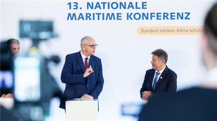 Bürgermeister Andreas Bovenschulte (l) spricht bei einer Pressekonferenz im Congress Centrum Bremen mit Robert Habeck.