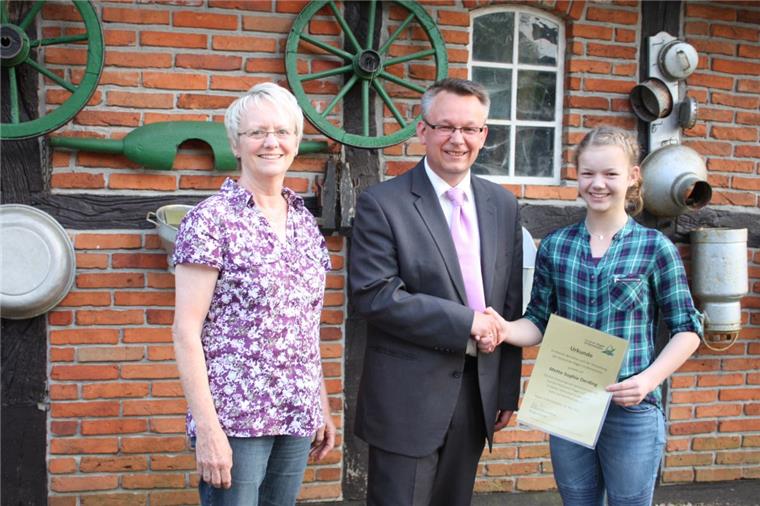 Sportlerehrung in Hagen: Die Stunde der Sportstars Bürgermeister Andreas Wittenberg gratuliert der Reiterin Mette-Sophie Oerding vom Reitverein Hagen (rechts) und der Weltmeisterin Evelyn Schoppenhauer (DLRG) zu ihren sportlichen Erfolgen. Foto Kistner