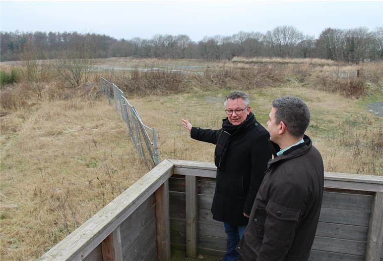 Schatzgrube Weißenberg: Mitte Januar beginnen die Arbeiten Zwei Männer an einem Aussichtspunkt in der Landschaft. Bürgermeister Andreas Wittenberg (links) zeigt seinem zukünftigen Ersten Gemeinderat Martin Leying das Gelände der Schatzgrube Weißenberg.