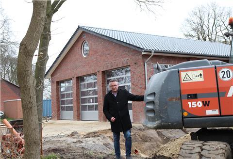 Bürgermeister Andreas Wittenberg (parteilos) ist zufrieden mit dem neuen Feuerwehrhaus in Lehnstedt. Es fehlen zwar nur noch Restarbeiten, der Termin für die offizielle Eröffnung muss allerdings noch abgestimmt werden. Foto: Gehrke