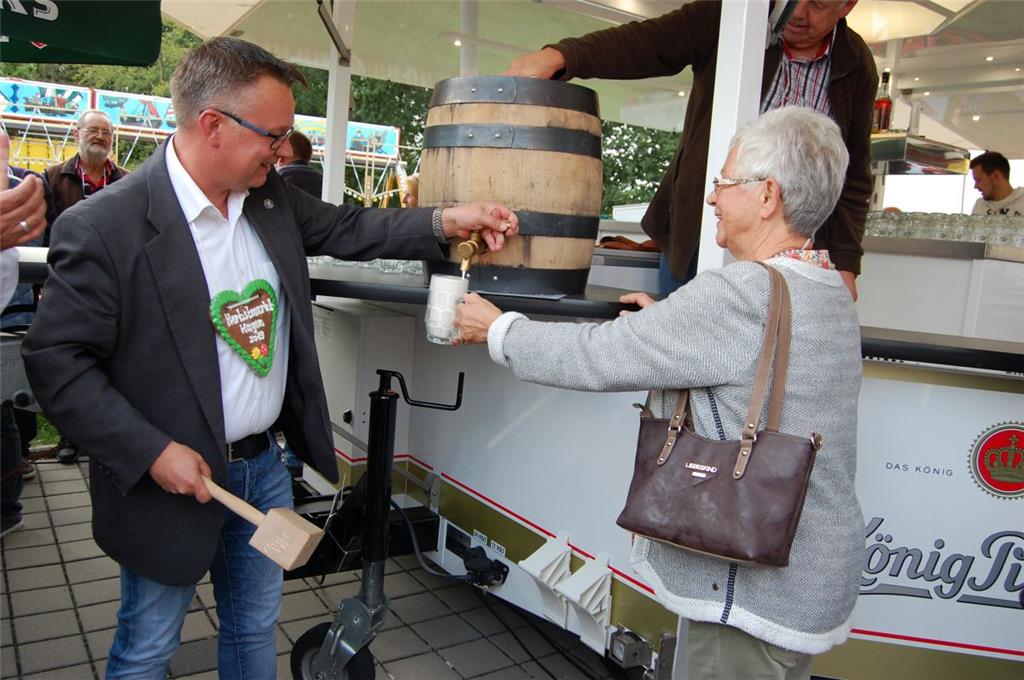 Bürgermeister Andreas Wittenberg und Ortsvorsteherin Giesela Schwertfeger eröffn...