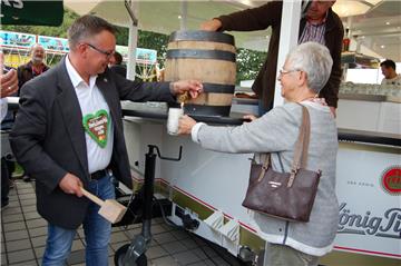Bürgermeister Andreas Wittenberg und Ortsvorsteherin Giesela Schwertfeger eröffn...