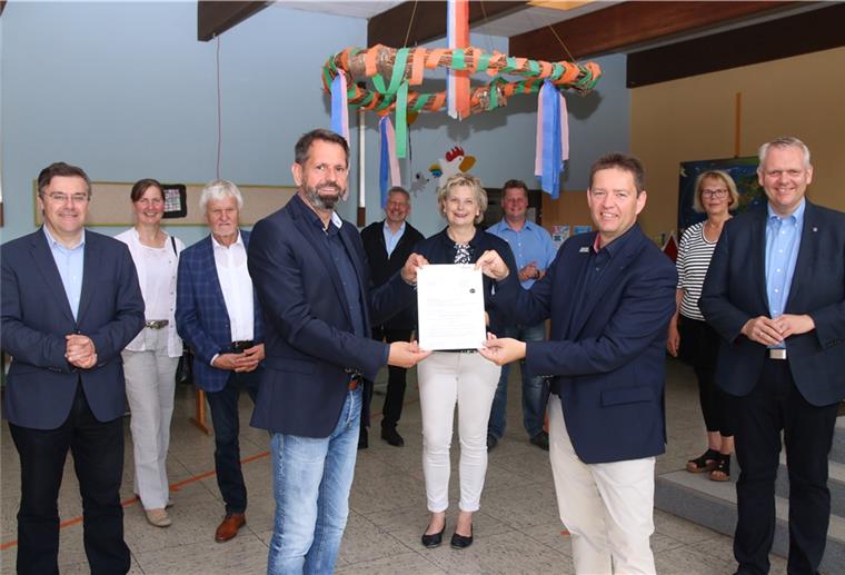 Olaf Lies bringt Förderbescheid in Burhave vorbei Bürgermeister Axel Linneweber (3. von rechts) nahm den Förderbescheid von Niedersachsens Umweltminister Olaf Lies (4. von links) entgegen.