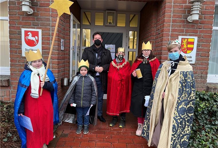 Butjadingen: Sternsinger beim Bürgermeister zu Gast Bürgermeister Axel Linneweber hieß jetzt fünf Sternsinger im Burhaver Rathaus willkommen.