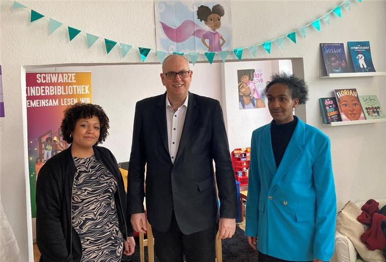Bürgermeister Bovenschulte mit Sheeko Ismail (rechts) und Maimuna Sallah