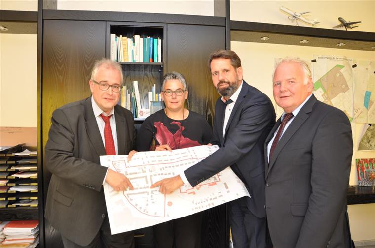 In Einswarden geht's voran: Minister überreicht Förderbescheid Bürgermeister Carsten Seyfarth (links) und Minister Olaf Lies zeigen auf die Häuser, die in Einswarden abgerissen werden sollen. Minister Lies kam am Montag ins Nordenhamer Rathaus, um den Förderbescheid für das Programm Stadtumbau West zu übergeben. Unser Bild zeigt weiterhin Sonja Brödje, Leiterin des Bauverwaltungsamts, und Landrat Thomas Brückmann.