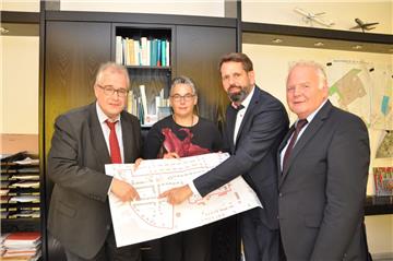 Bürgermeister Carsten Seyfarth (links) und Minister Olaf Lies zeigen auf die Häuser, die in Einswarden abgerissen werden sollen. Minister Lies kam am Montag ins Nordenhamer Rathaus, um den Förderbescheid für das Programm Stadtumbau West zu übergeben. Unser Bild zeigt weiterhin Sonja Brödje, Leiterin des Bauverwaltungsamts, und Landrat Thomas Brückmann.