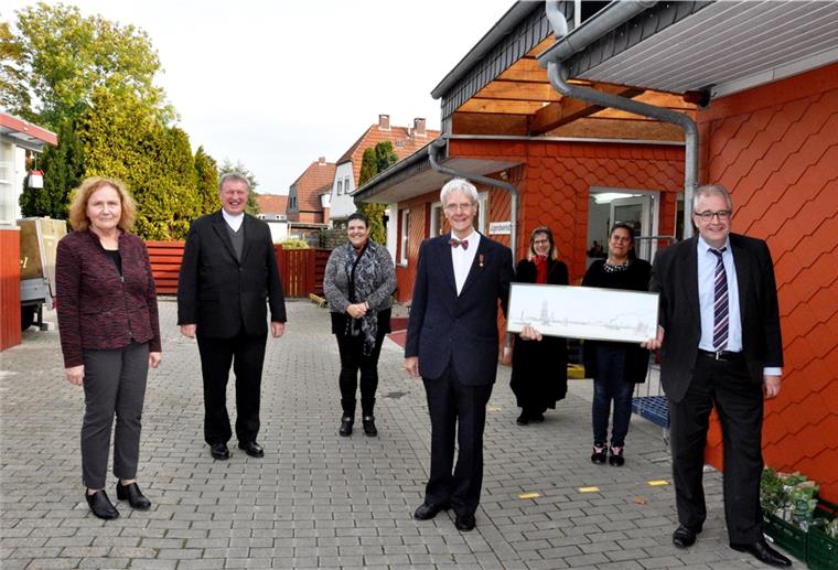 Abschied von einem Mann, der was geleistet hat Bürgermeister Carsten Seyfarth (rechts) überreichte Fred Memenga einen Stich mit einer historischen Ansicht des Nordenhamer Weserufers. Neben den beiden zeigt das Bild (von links) Maria Groß-Bölting, Pfarrer Karl Jasbinschek, Dorette Wittje, Süntka Janßen und Denise Smith, allesamt ehemalige und aktuelle Aktive des Arbeitslosenzentrums.