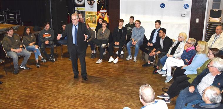 Jugendliche diskutieren mit Nordenhams Bürgermeister Bürgermeister Carsten Seyfarth stellte sich bei der gemeinsamen Sitzung des Jugendparlaments und des Präventionsrates der Stadt Nordenham den Fragen der Jugendlichen.