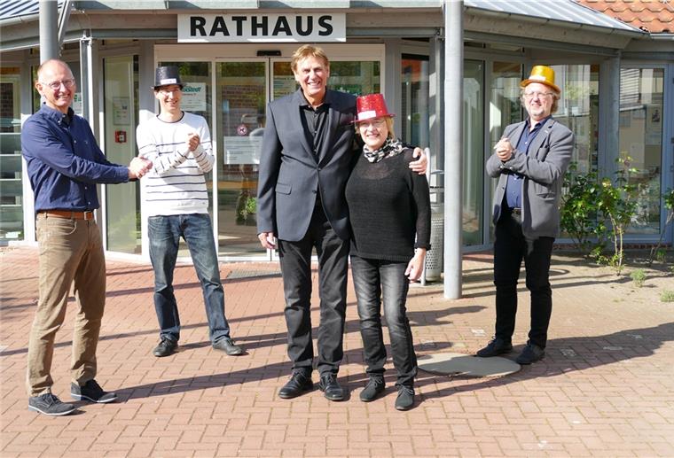 Loxstedt: Musikschul-Urgestein geht Bürgermeister Detlef Wellbrock, Musikschulmitarbeiter Fabian Mehrtens und der neue Musikschulleiter Udo Janoske (von links) wünschen dem scheidenden Musikschulleiter Hans-Joachim Ott, hier mit Ehefrau Regina, alles Gute für den Ruhestand.